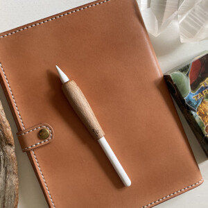 便利で癒される「iPadかわいい化計画」ヌメ革iPadケースと木製グリップ